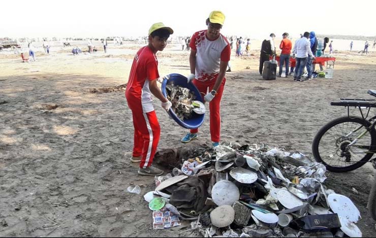 BEACH CLEAN UP WITH AFROZ SHAH - Ryan Global Schools